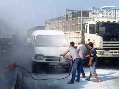 Bình ắc quy phát nổ, ôtô 16 chỗ bốc cháy