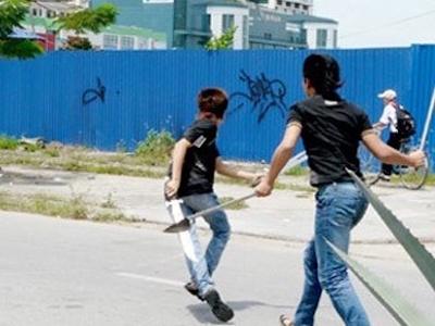 Bịt mặt cầm tuýp sắt truy sát đối thủ tại quán ốc