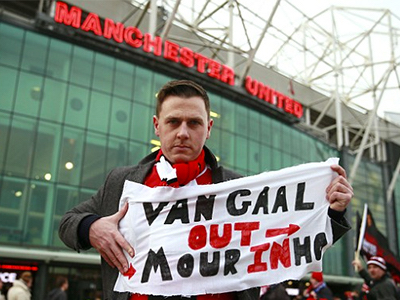 CĐV Man Utd ký đơn tập thể yêu cầu sa thải Van Gaal