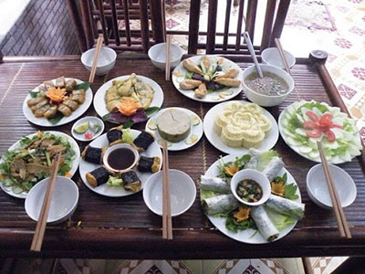 Cỗ chay cúng rằm tháng Giêng tiền triệu: Thành tâm hay khoe mẽ?