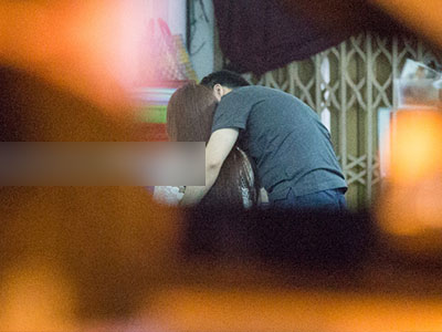 Midu và Phan Thành quấn quýt nhau cực tình cảm trong quán ăn