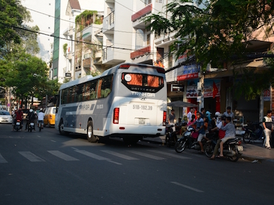 TP.HCM: Ô tô vẫn dừng đỗ dưới biển cấm, Thanh tra nói gì?