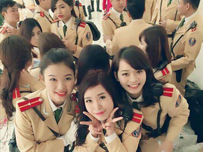 Thích thú với những bức hình cực xinh của nữ cảnh sát giao thông Việt Nam