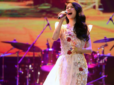 Thu Phương lộng lẫy trên sân khấu live show