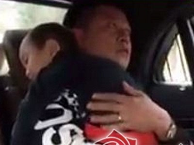 Tuấn Hưng "gây sốt" khi hát ru con trên xe ô tô