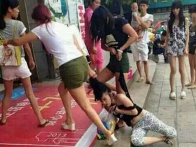 Vợ lột quần áo "tình địch" giữa đường, chồng sợ hãi bỏ chạy