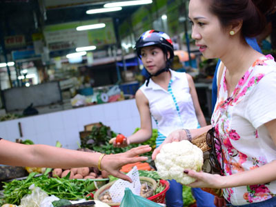 Xăng giảm, giá thực phẩm không giảm