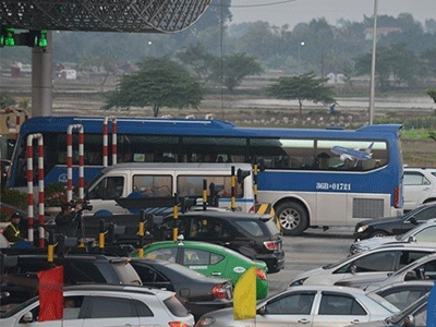 Bộ Giao thông vận tải: Taxi và xe khách phải giảm cước ngay