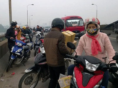 Bố và con trai rơi từ trên cầu xuống đất thương vong