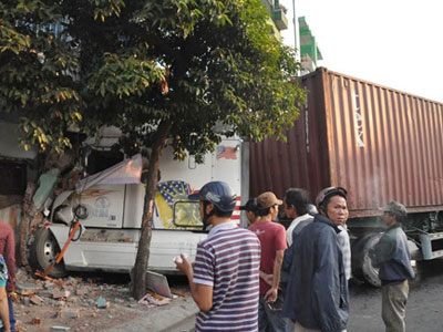 Container lao vào nhà, dân đang ngủ chạy tán loạn