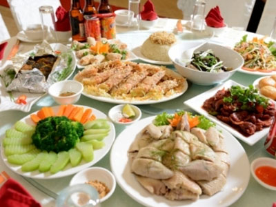 Lạ đời đám cưới mâm cao cỗ đầy không ăn, dành đùm to nhỏ mang về