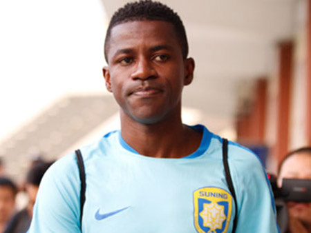 Ramires quyết chọc thủng lưới Becamex Bình Dương