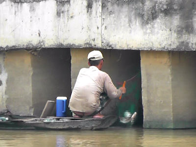 "Sát thủ" ngang nhiên diệt cá trên kênh Nhiêu Lộc