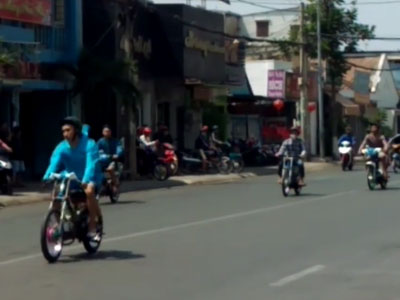 Clip: Hàng trăm "quái xế" đua xe giữa ban ngày