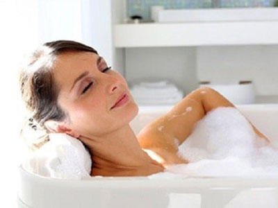 Có nên tắm nước nóng khi trời lạnh?