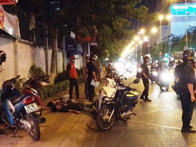 Hai người nằm bất động khiến đoạn đường nhốn nháo