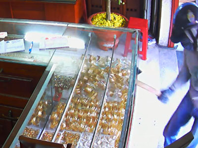 Kẻ cướp đập tủ kính, gom vàng trong 5 giây ở Sài Gòn