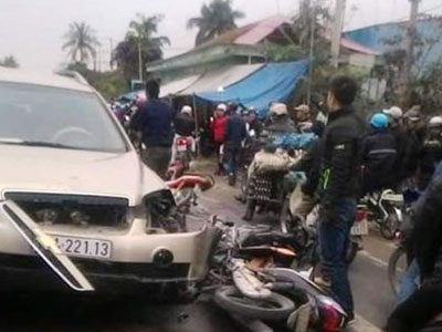 Ô tô mất lái do nổ lốp, đâm liên tiếp 5 xe máy
