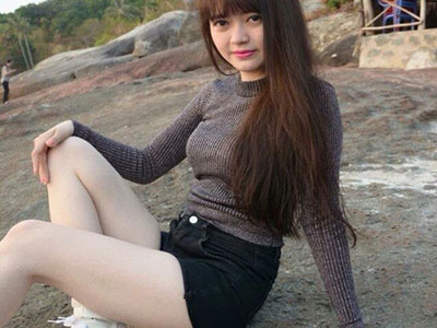 Cô gái sở hữu đôi chân trắng muốt gây bão mạng
