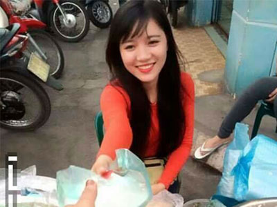 Thiếu nữ bán hàng xinh "ngang ngửa" hotgirl làm khách "bấn loạn"