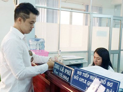 TP.HCM: Ngày đầu cấp GPLX quốc tế, nhiều người về tay không