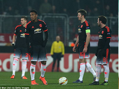 Van Gaal gặp từng cầu thủ MU để tra hỏi sau trận thua Midtjylland