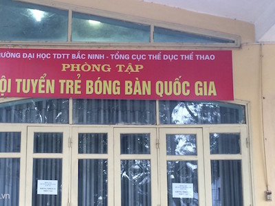 Huấn luyện viên quốc gia đánh VĐV tuyển trẻ bóng bàn