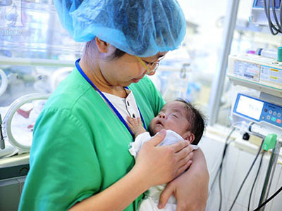 Một ngày làm việc của các y bác sĩ bên những "thiên thần" đang nằm trong lồng kính