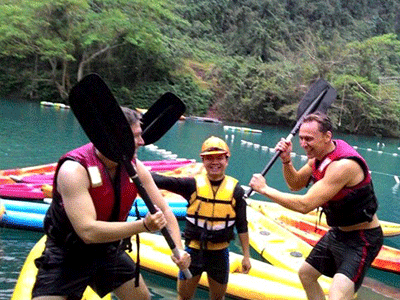 Sao King Kong tắm bùn, chèo thuyền Kayak ở hang Tối