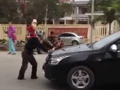Thanh Hoá: Người đàn bà chặn đầu xe xin tiền ngay trước cổng công an huyện Hoằng Hoá
