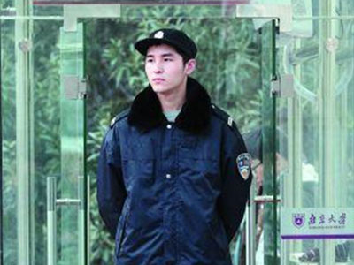 Chàng bảo vệ 9x gây bão vì quá giống minh tinh