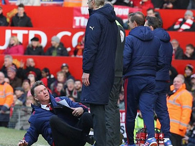 Cười đau bụng khi Van Gaal diễn sâu quá