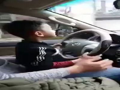 Phẫn nộ clip cho trẻ em lái xe, người lớn rảnh tay nghe điện thoại
