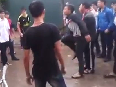 Suýt hại chết bạn vì chọc ghẹo người khác