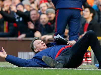 Van Gaal xin lỗi: "Tôi sai khi giả vờ té"
