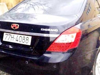 Xế hộp tiền tỷ gắn... biển số xe khách ngang nhiên lưu thông