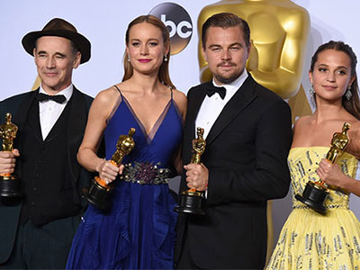 Leonardo DiCaprio bị nghi giơ ngón giữa với Viện Hàn Lâm sau 4 lần hụt giải
