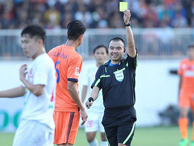 "Trọng tài Hà Nội có ăn lương của bầu Hiển đâu mà thiên vị cho SHB.Đà Nẵng!"
