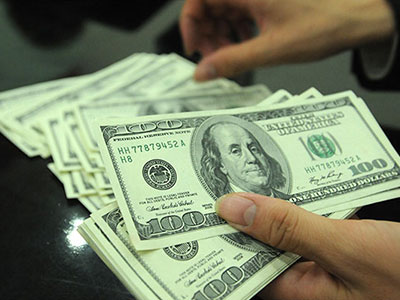 Ngân hàng vẫn “đi đêm” lãi suất USD: Những chiêu “né” luật