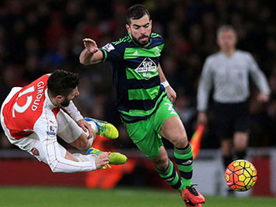 Arsenal chìm sâu trong khủng hoảng, Tottenham lỡ cơ hội lên đỉnh