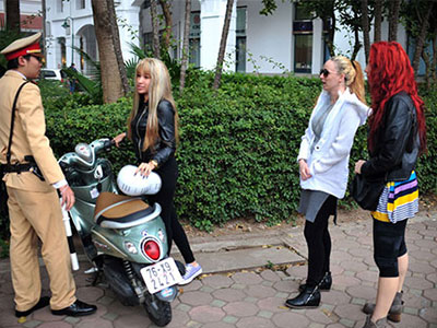Bị CSGT "sờ gáy", du khách đầu trần kẹp 3 sửng sốt