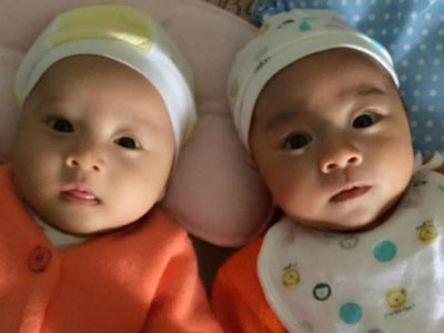 Cặp chị em sinh đôi Hà Nội đẻ con cùng ngày