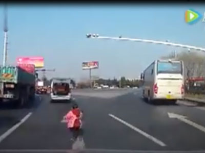 Cháu bé rơi từ ô tô xuống đường... đứng dậy chạy tiếp