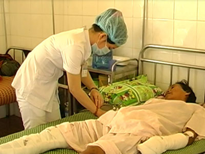 Chồng cũ chặn đường đánh vợ nát xương tay - chân, bỏ lại trong rừng