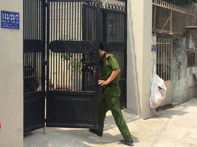 Chồng lao vào lửa cứu vợ tự thiêu, cả hai bỏng nặng