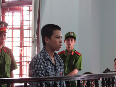 Được nhờ canh chừng con gái, ăn luôn "trái cấm"