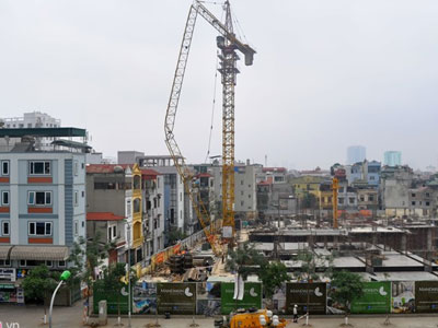 Gãy cần cẩu, hàng chục người tháo chạy