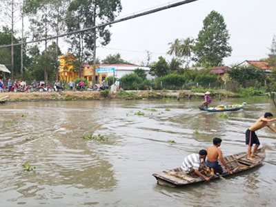 Ghe đi đám cưới bị đâm trên sông, bé 4 tuổi mất tích