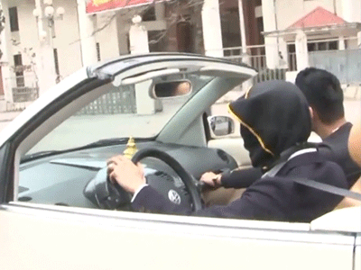 Hãi hùng thanh niên bịt mắt lái ôtô mui trần trên phố Hà Nội