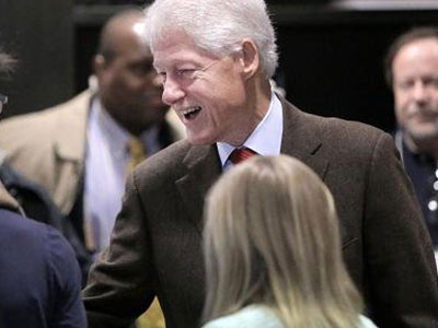 Hơn 45.000 người ký đơn đòi bắt ông Bill Clinton
